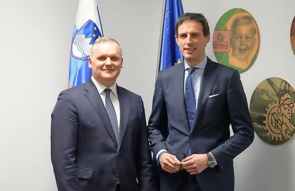 Minister za okolje, podnebje in energijo Bojan Kumer se je  sestal z 
evropskim komisarjem za podnebje, ogljično nevtralnost in čisto 
rast Wopkejem Hoekstro.