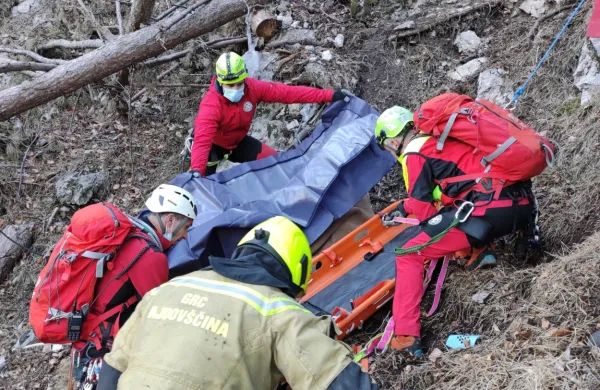 Na  strmem  pobočju  pod  cesto  med  Lokavcem  in  Predmejo  so  pred  
štirimi  leti    gasilcem  pomagali  tudi  gorski  reševalci.  