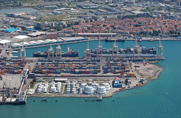 Na otok je odpotoval več kot enajst ton težek konvoj pomoči za 
novo šolo in medicinsko oskrbo.