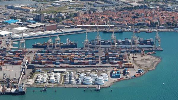 Na otok je odpotoval več kot enajst ton težek konvoj pomoči za 
novo šolo in medicinsko oskrbo.