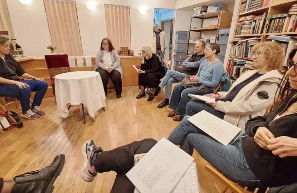 Anja Zag Golob (levo) med lanskim Skupnim branjem poezije v knjigarni Libris, ki jo vodi Ingrid Celestina (druga z leve). 