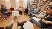 Anja Zag Golob (levo) med lanskim Skupnim branjem poezije v knjigarni Libris, ki jo vodi Ingrid Celestina (druga z leve). 