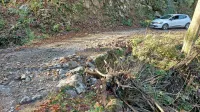 Lokalna cesta s Kambreškega do Podklanca je bila že pred slabim 
letom v slabem stanju (na fotografiji), zdaj pa je zaprta za 
promet. 
