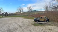 Več vozil, med njimi tudi tista začasno parkirana, so neznanci 
nedavno požgali. Na bertoškem parkirišču ostaja še eno požgano 
vozilo, ostala so odstranili. 