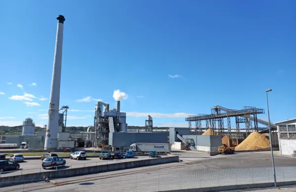 Vlada je izdala odločbo, v kateri ugotavlja, da so pritožbe stranskih 
udeležencev v zadevi izdaje okoljevarstvenega dovoljenja družbi 
Lesonit iz Ilirske Bistrice utemeljene, zato postopek vrača na prvo 
stopnjo odločanja.