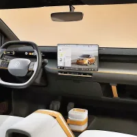 Pri Volkswagnu pravijo, da je potniška kabina dovolj prostorna za 
štiri potnike, v njej pa prevladuje zasnova minimalizma.
