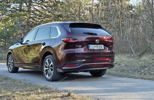 Mazda CX-80 je novo nadaljevanje v razredu večjih križancev. Ta 
ima na voljo dva dodatna sedeža v tretji vrsti in odličen dizelski 
motor.