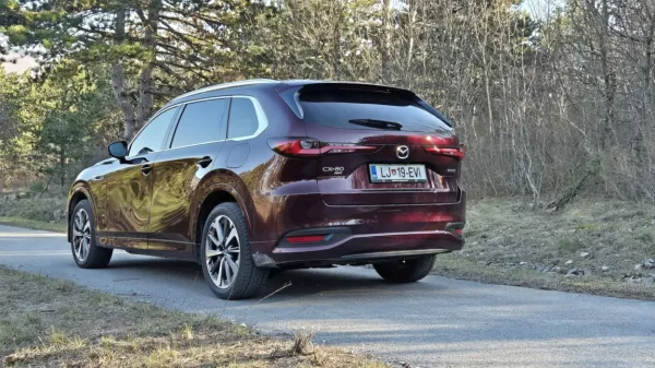 Mazda CX-80 je novo nadaljevanje v razredu večjih križancev. Ta 
ima na voljo dva dodatna sedeža v tretji vrsti in odličen dizelski 
motor.