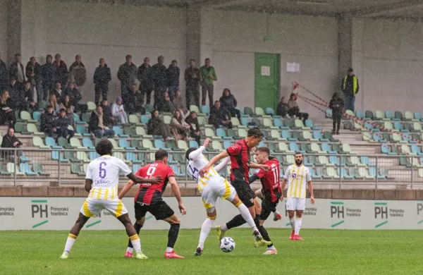 Ajdovski nogometaši (v rdeče črnih dresih) so še drugič v letošnji 
sezoni ugnali Maribor. 