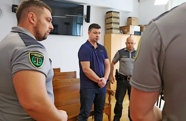 Silvo Drevenšek (med pravosodnimi policisti) je umoril svojo 
nekdanjo partnerico in njena starša. Po  odločitvi  vrhovnih  sodnikov je  obveljala  30-letna  zaporna kazen. 
