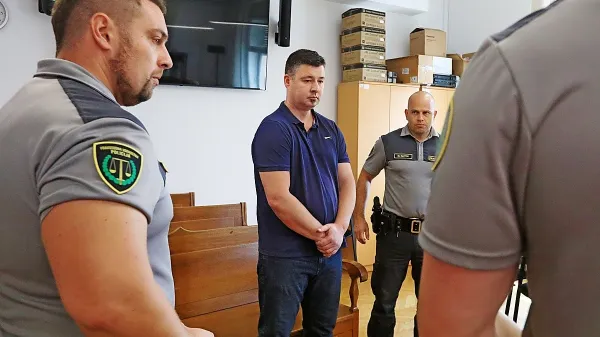 Silvo Drevenšek (med pravosodnimi policisti) je umoril svojo 
nekdanjo partnerico in njena starša. Po  odločitvi  vrhovnih  sodnikov je  obveljala  30-letna  zaporna kazen. 