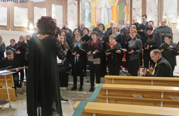 Pevci mešanega pevskega zbora Župnije Idrija z zborovodkinjo Elizabeto Lampe so povabili k branju Biblije s prepevanjem psalmov.