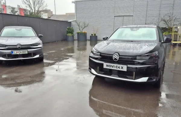 Zgledno osvežena se podajata v lov na nove kupce. Letos naj bi jih 
bilo pri nas okrog 350, od tega bo dobra desetina električnih.