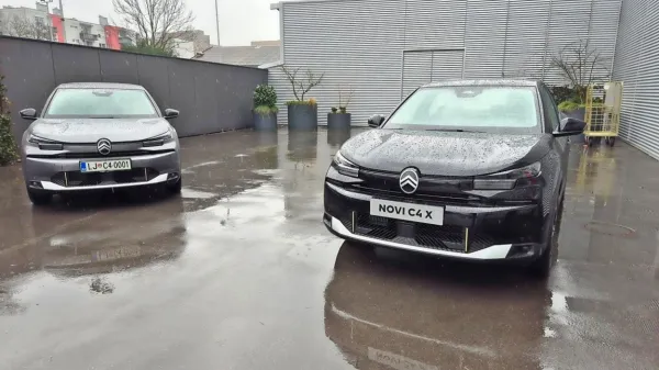 Zgledno osvežena se podajata v lov na nove kupce. Letos naj bi jih 
bilo pri nas okrog 350, od tega bo dobra desetina električnih.