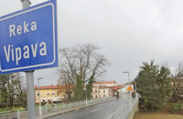  Pretok Vipave se bo v prihodnjih urah ustalil, a se bo do sobote še 
razlivala.