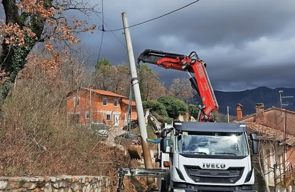 Plaz v Stomažu je nagnil nosilni steber za optiko, ki pa so ga  že 
odstranili.