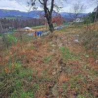 Zgornji odlomni rob plazu v Stomažu. Plaz ni zelo velik, vendar ga 
bodo zaradi morebitne nevarnosti takoj začeli sanirati.