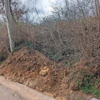 Plazina je zlezla vse do ceste, delavci Komunalno stanovanjske 
družbe jo že odstranjujejo.