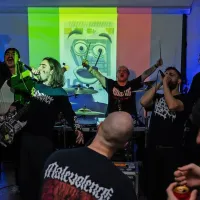 Da se na najmanjših odrih lahko rodijo najlepše zgodbe, so 
prepričani v kolektivu Izola Hardcore. 