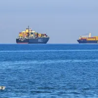Spomladansko tihožitje na morju, ki so mu včeraj namerili 12 stopinj Celzija 