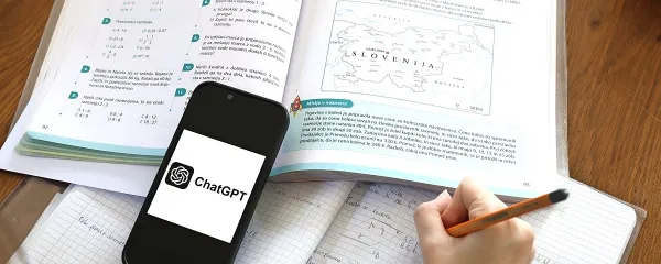 Učenci si z UI pomagajo pri pripravi seminarskih, raziskovalnih in 
projektnih nalog, govornih nastopov in iskanju informacij.