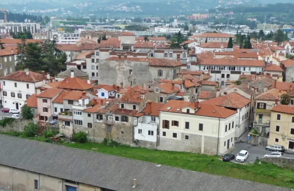 V starem koprskem mestnem jedru veliko stanovanj oddajajo v kratkoročni najem.