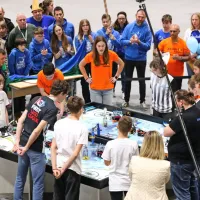 V Kopru mladi danes i&scaron;čejo re&scaron;itve s pomočjo robotov (FOTO)