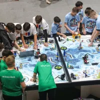 V Kopru mladi danes i&scaron;čejo re&scaron;itve s pomočjo robotov (FOTO)