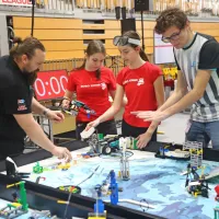 V Kopru mladi danes i&scaron;čejo re&scaron;itve s pomočjo robotov (FOTO)