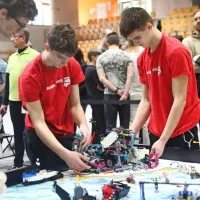 V Kopru mladi danes i&scaron;čejo re&scaron;itve s pomočjo robotov (FOTO)