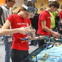 V Kopru mladi danes i&scaron;čejo re&scaron;itve s pomočjo robotov (FOTO)