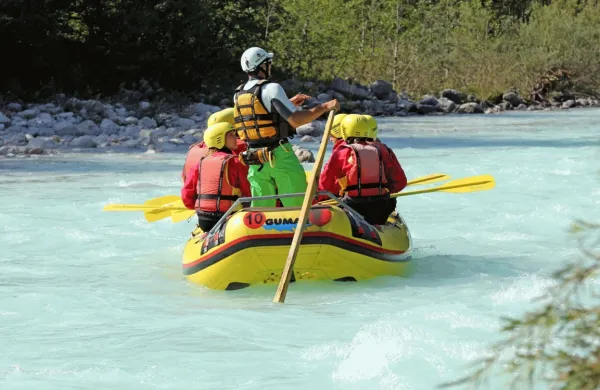  Vse tri posoške občine - Bovec, Kobarid in Tolmin - se tudi pred 
začetkom nove plovne sezone niso zmogle poenotiti, zato reka 
Soča ostaja razdeljena na tri sektorje.