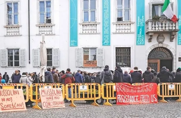 S protesta za odvzem častnega meščanstva Mussoliniju  pred mestno 
hišo 1. februarja