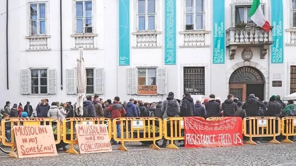 S protesta za odvzem častnega meščanstva Mussoliniju  pred mestno 
hišo 1. februarja