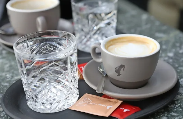 Voda ob kavi ostaja v Sloveniji nepisano pravilo, znak gostoljubnosti, ki ga domačini jemljejo kot nekaj povsem običajnega, 
turisti pač ne.  