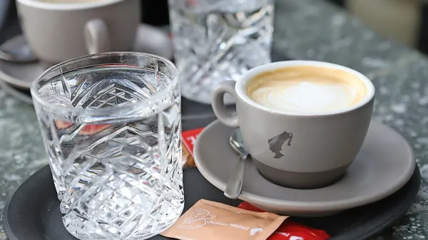 Voda ob kavi ostaja v Sloveniji nepisano pravilo, znak gostoljubnosti, ki ga domačini jemljejo kot nekaj povsem običajnega, 
turisti pač ne.  