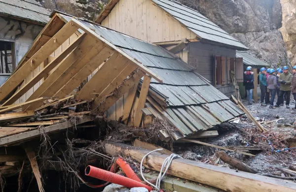 Obnova že 20 mesecev trohneče bolnice Franja naj bi prišla na 
vrsto prihodnje leto. Letos naj bi  v prid njej, Dolenjim Novakom in 
Cerknemu zavarovali zaledje hudournika Čerinščica.