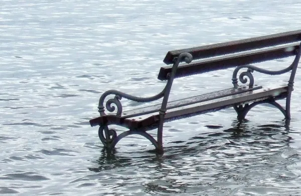 Gladina morja ob plimovanju bo še vedno povišana. Morje lahko 
danes ob večerni plimi okoli 22. ure poplavi nižje ležeče dele obale 
v višini do 10 centimetrov.