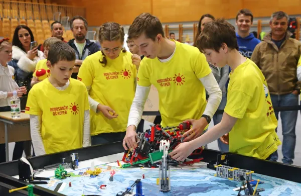 V Kopru mladi danes i&scaron;čejo re&scaron;itve s pomočjo robotov (FOTO)