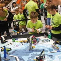 V Kopru mladi danes i&scaron;čejo re&scaron;itve s pomočjo robotov (FOTO)