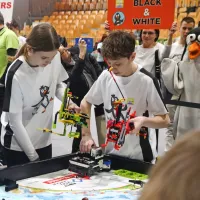 V Kopru mladi danes i&scaron;čejo re&scaron;itve s pomočjo robotov (FOTO)