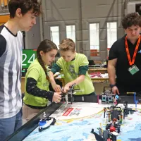 V Kopru mladi danes i&scaron;čejo re&scaron;itve s pomočjo robotov (FOTO)