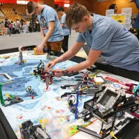 V Kopru mladi danes i&scaron;čejo re&scaron;itve s pomočjo robotov (FOTO)