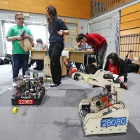 V Kopru mladi danes i&scaron;čejo re&scaron;itve s pomočjo robotov (FOTO)