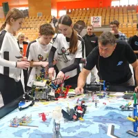 V Kopru mladi danes i&scaron;čejo re&scaron;itve s pomočjo robotov (FOTO)