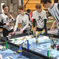 V Kopru mladi danes i&scaron;čejo re&scaron;itve s pomočjo robotov (FOTO)