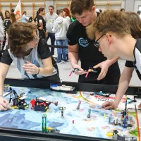 V Kopru mladi danes i&scaron;čejo re&scaron;itve s pomočjo robotov (FOTO)