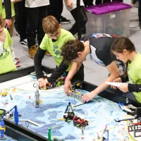 V Kopru mladi danes i&scaron;čejo re&scaron;itve s pomočjo robotov (FOTO)