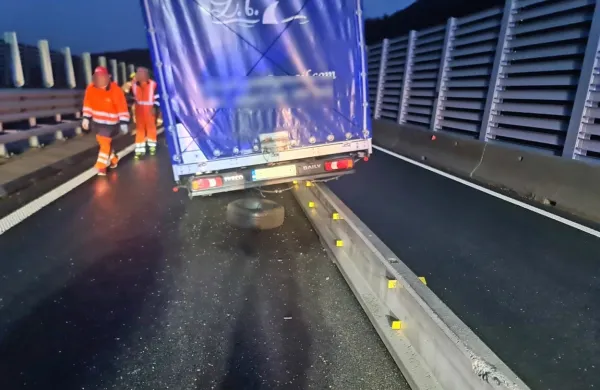 Rebrnice: s tovornjakom na ograjo