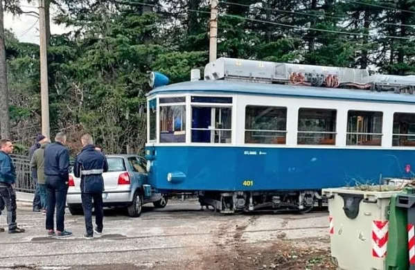 Na delu proge tržaškega tramvaja, na Kolonji je danes popoldne 
okrog 17. ure openski tramvaj trčil v avtomobil, ki je prečkal 
tračnice.